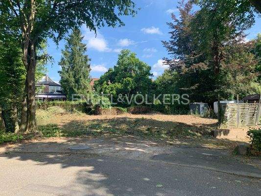 Blick von der Straße auf das Grundstück