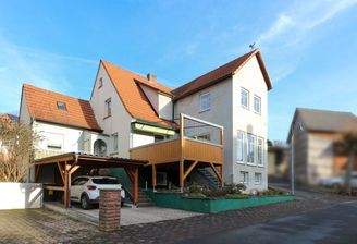 Seitliche Vorderseite mit Balkon