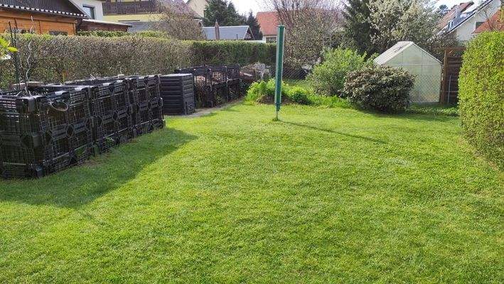 Wäscheplatz mit Hochbeet