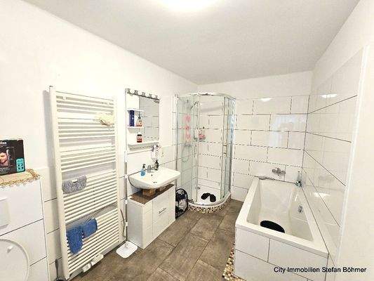 Tageslichtbad mit Dusche und Wanne