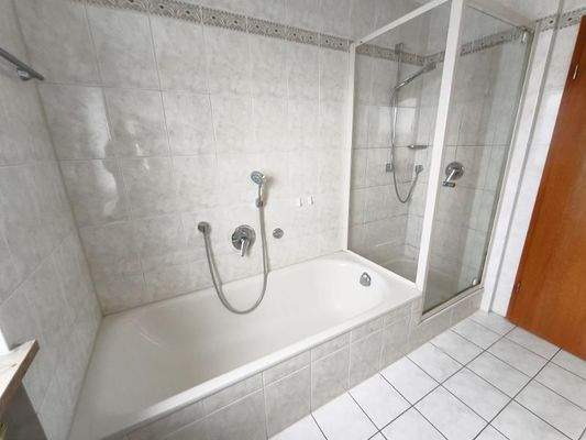 Bad mit Badewanne und Dusche Bild 2