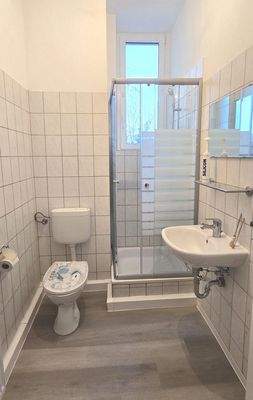 Bad mit Dusche und Genster