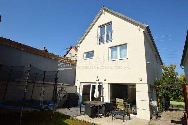 Hausansicht Hinterseite mit Gartenbereich