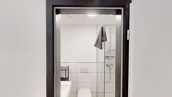 Modernes Bad mit Dusche