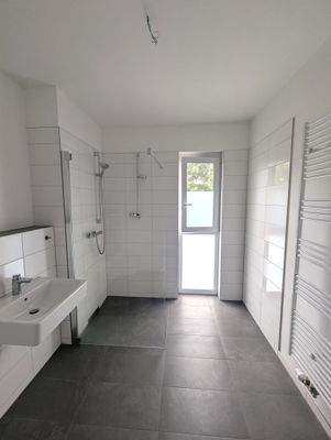 Tageslichtbad mit bodengleicher Dusche