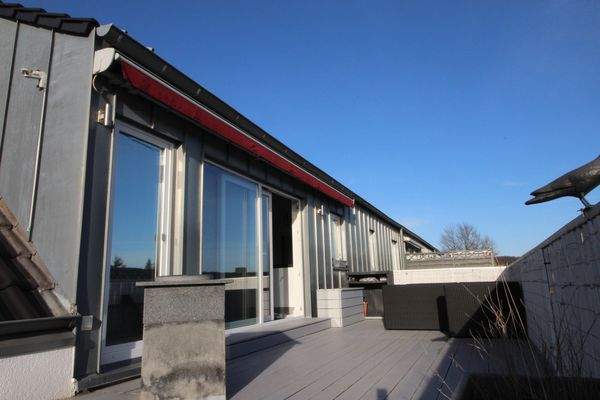 HOCHTERRASSE MIT MARKISE, ZUGANG GEÖFFNET + CHILLOUT LOUNGE