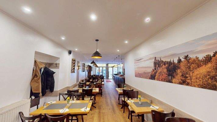 Historisches-Geschaftshaus-an-der-Porta-Nigra-Baudenkmal-bis-Ende-2036-vermietet-ausbaufahig-03292026_172015