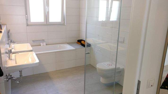 Bad mit Wanne und begehbarer Dusche