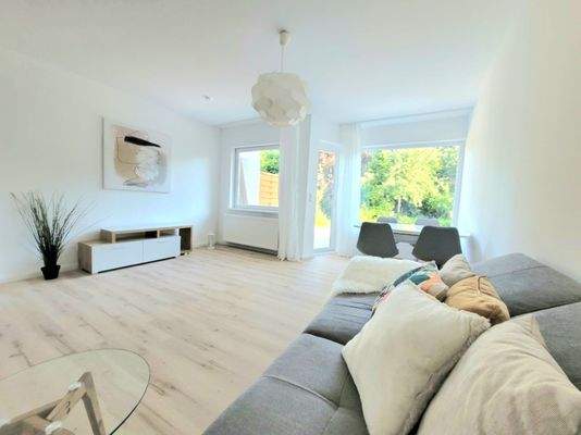 Wohnzimmer mit Blick in den Garten 