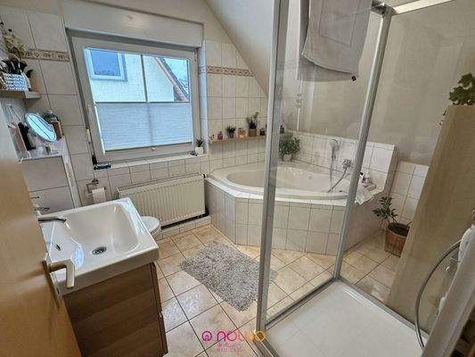 Badezimmer mit Wanne und Dusche