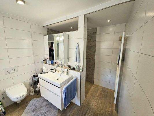 top modernes Bad mit Walk - In Dusche