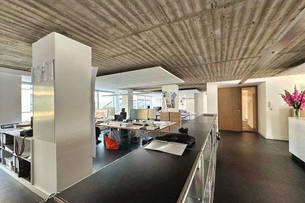 Großraumbüro zur Straße