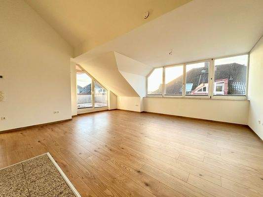 helles und großes Wohnzimmer