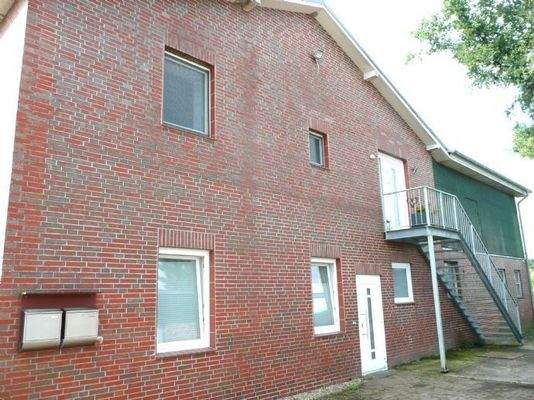 seitlich der Hofauffahrt 