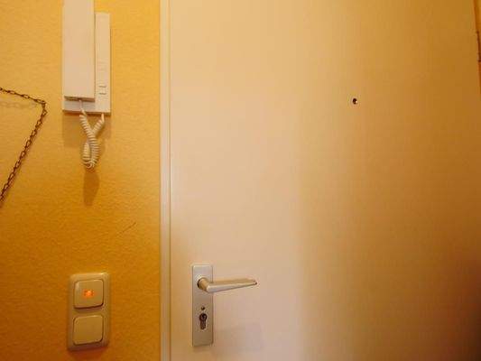  WOHNUNG: Gegensprechanlage / Wohnungstür