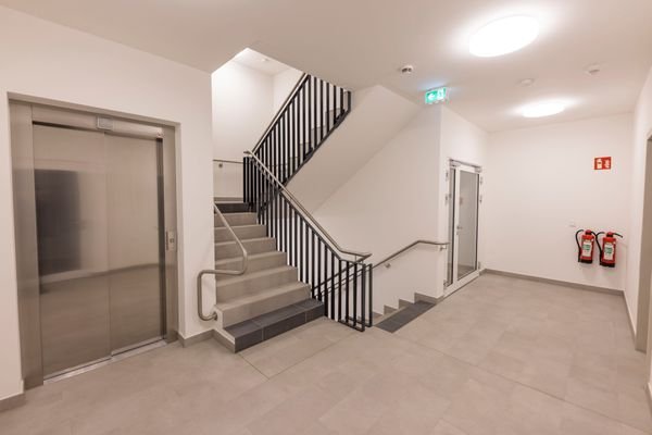 Treppenhaus mit Fahrstuhl