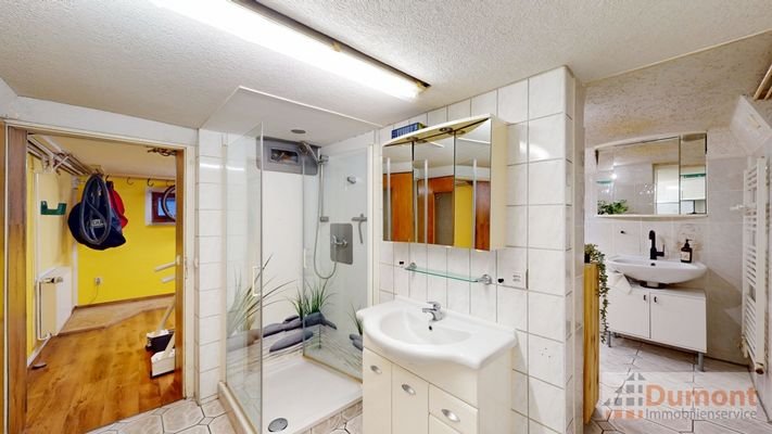Bad mit Dusche im Keller
