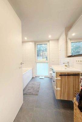 Badezimmer mit Dusche und Wanne