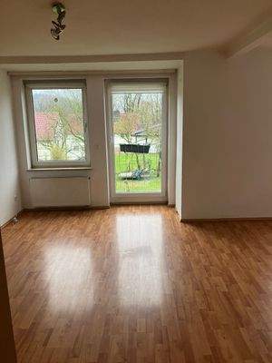 Leeres Wohnzimmer mit Fenster