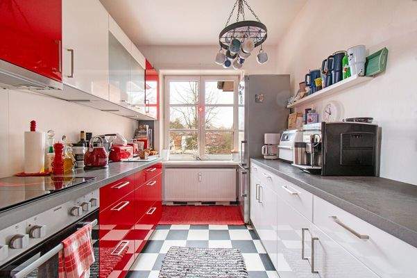 Küche einer Wohneinheit mit zeitlosem Design und funktionaler Ausstattung