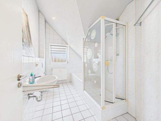 Bad mit Dusche und Badewanne