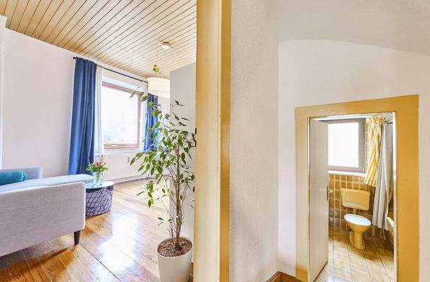 Blick ins Schlafzimmer und Bad zum OG