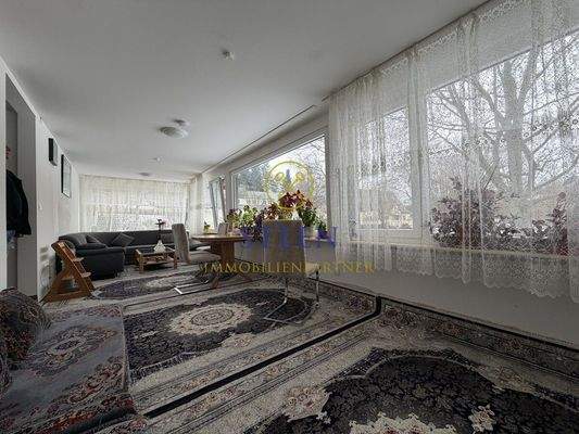 Wohnzimmer mit Fenster zum Park