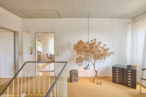 Wohn-Treppenhaus mit Blick ins Wohn-/Esszimmer OG