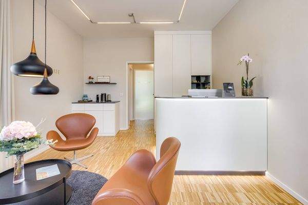 Vorderer Raum mit Theke und Einbauschränken