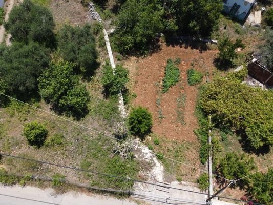 Schönes Grundstück innerhalb des Dorfes in Gavaloc