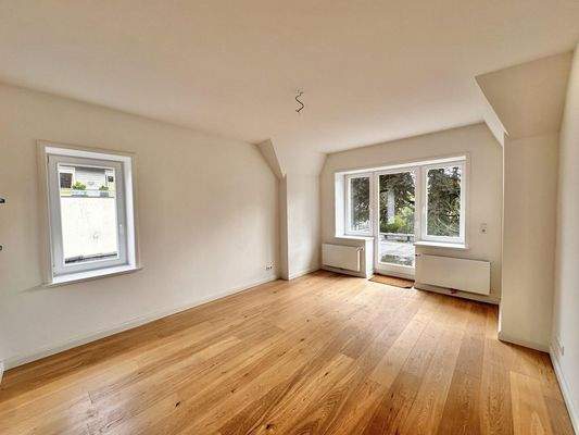 lichtdurchflutetes Wohnzimmer