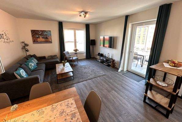 Helles Wohnzimmer mit Balkon