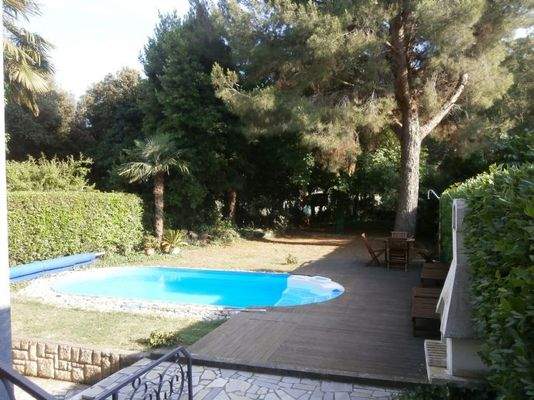 Sonnendeck mit Pool und Sonnenliegen