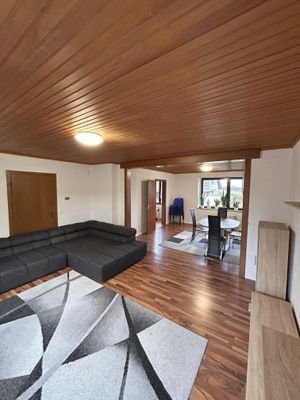 Wohnzimmer mit Blick ins Esszimmer 