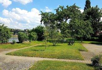 Gartenanlage direkt am Neckar