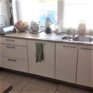 Küche mit Geschirrspüler