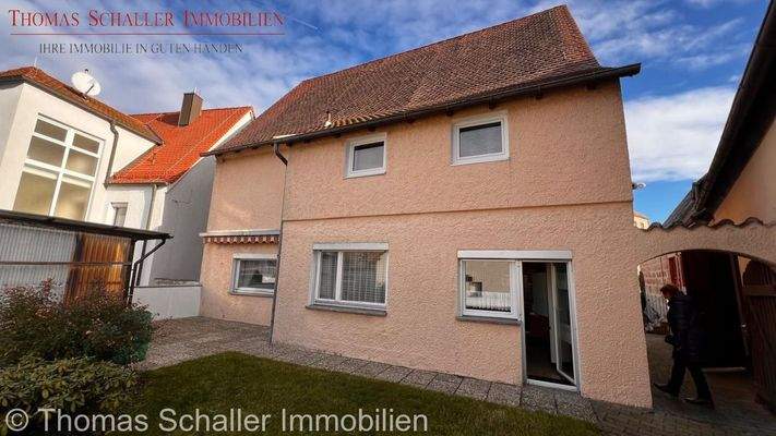 Wohnhaus hinten mit Garten und Freisitz 