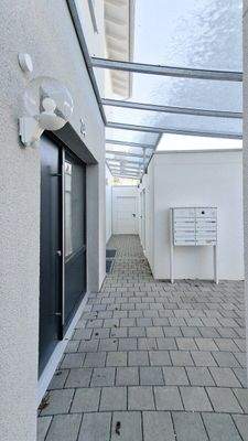 überdachter Eingangsbereich