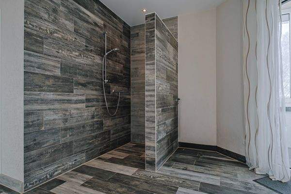 Dusche im Wellnessbereich