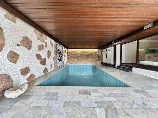 Stillgelegtes Schwimmbad