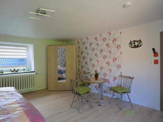 Kleiderschrank und Sitzecke