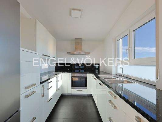 Moderne, gepflegte und helle Küche