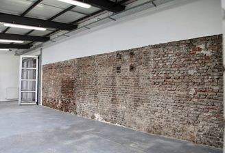 Backsteinwand Vorraum