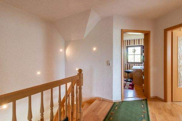 großzügige Treppe in's OG