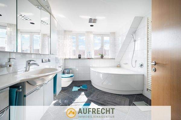 modernes Tageslicht-Bad 2. OG