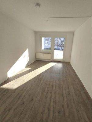 Helles Zimmer mit Holzboden