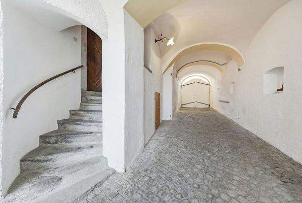 Hofeinfahrt mit Treppenaufgang