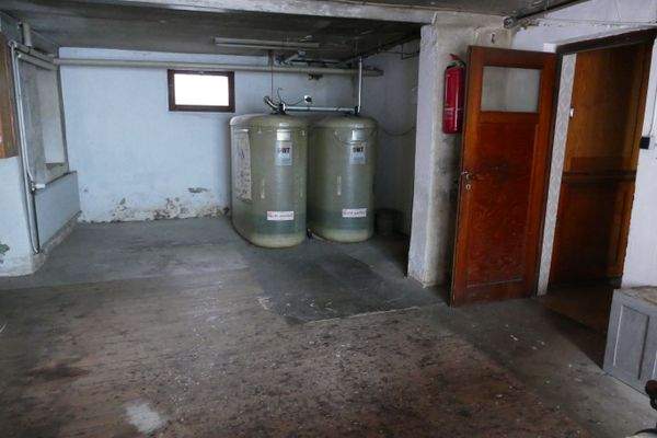 Gewerberaum mit Öltanks.JPG