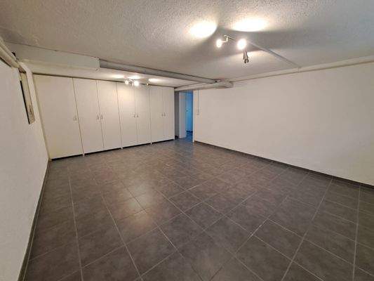 Kellerraum mit Einbauschränken