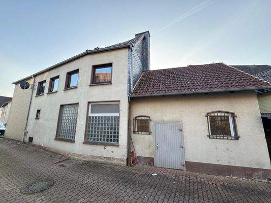 Seitenansicht mit Eingang zum Gewerbe 